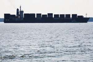 Dos meses cerrado el estrecho de Ormuz, negociaciones paralizadas y petróleo en alza