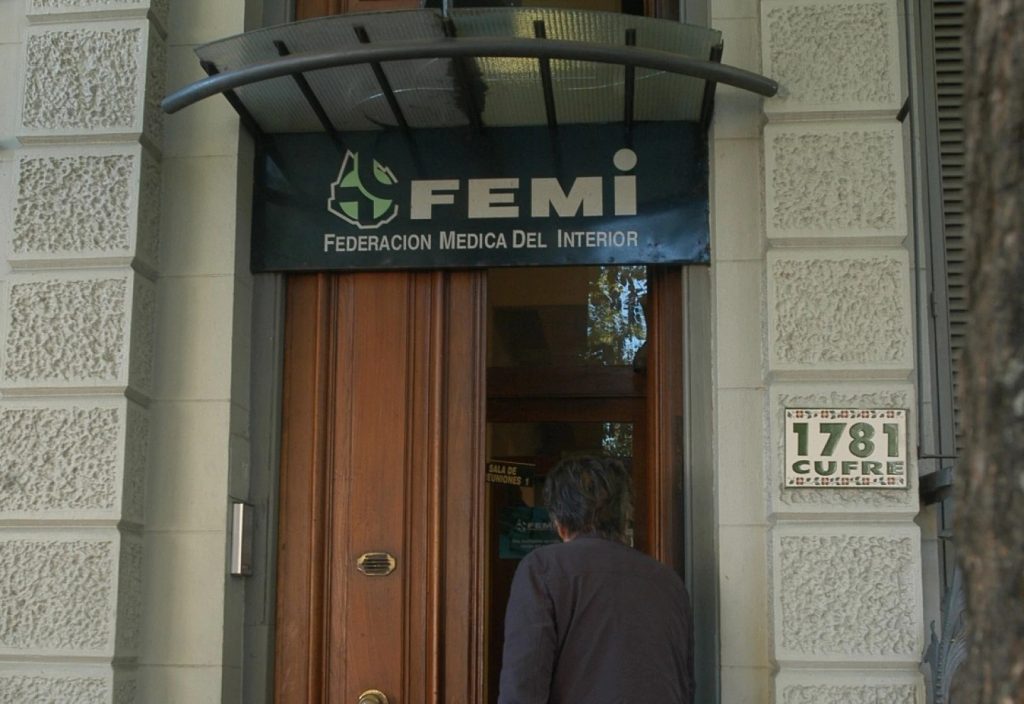 FEMI cuestiona proyecto que obligaría a especialistas a trabajar en salud pública y reclama soluciones estructurales para el interior
