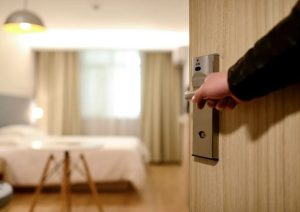 Hoteles cierran en Punta del Este por baja temporada y preocupa ola de amenazas en liceos de Maldonado