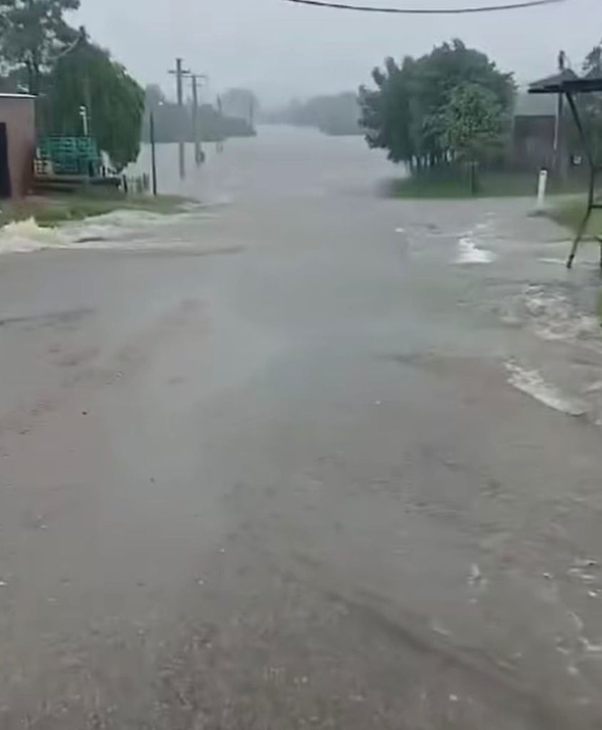 Salto: lluvias de más de 340 mm en 24 hrs aislaron a Pueblo Fernández, por ahora no hay evacuados