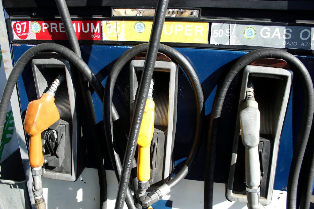 Gobierno resolvió aumentar precio de los combustibles. La decisión y ejempos en el mercado internacional