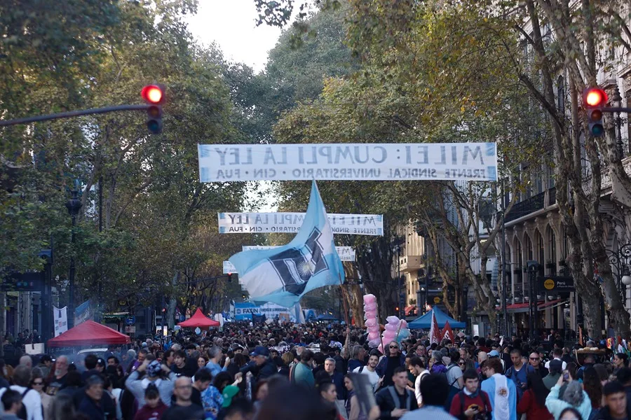 Argentina: Masiva marcha universitaria contra el Gobierno. Milei la criticó
