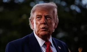 Trump dice que por el momento no es necesaria acción militar en Cuba mientras la justicia de EEUU imputa a Raúl Castro