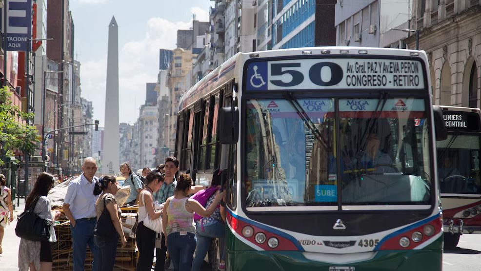 Argentina: Desde hoy se produce un nuevo incremento en el precio de los boletos de colectivos y trenes