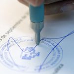 De la pluma y la tinta al algoritmo: 100 años de tecnología y su impacto en la firma de documentos | Análisis del Estudio Posadas