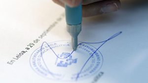 De la pluma y la tinta al algoritmo: 100 años de tecnología y su impacto en la firma de documentos | Análisis del Estudio Posadas