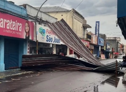 Rivera registra caída de árboles, voladura de techos y miles de clientes sin energía eléctrica producto de los fuertes vientos