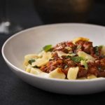 Día de la Carne y día de ñoquis: Sebastián Manito recomienda un clásico “ragú” para unir las dos celebraciones