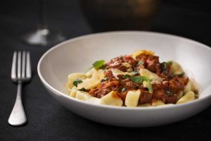 Día de la Carne y día de ñoquis: Sebastián Manito recomienda un clásico “ragú” para unir las dos celebraciones