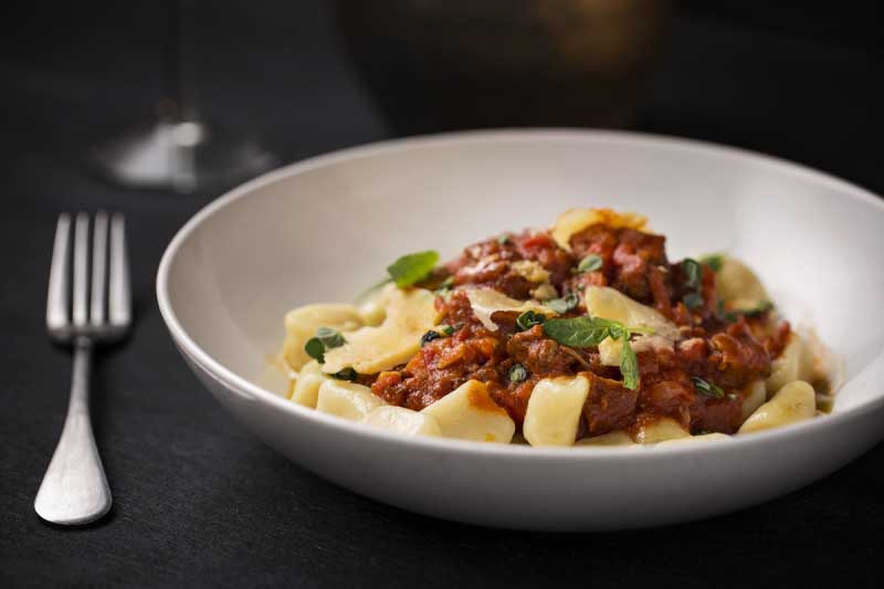 Día de la Carne y día de ñoquis: Sebastián Manito recomienda un clásico “ragú” para unir las dos celebraciones