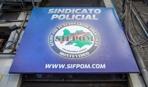 Nueva rapiña a otro policía que resultó herido de bala en la pierna en la zona de Punta de Rieles