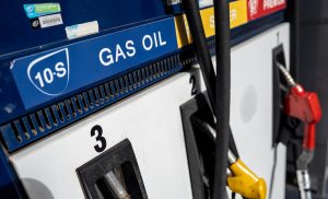 Cae el petróleo y reclaman baja del gasoil