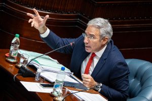Robert Silva denuncia “improvisación” en Biblioteca Nacional y “censura” de ANEP por contacto con la prensa