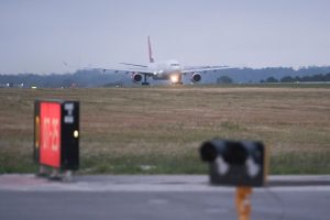 Nuevo sistema de aterrizaje en Carrasco comenzará a operar con restricciones por falta de personal y capacitación
