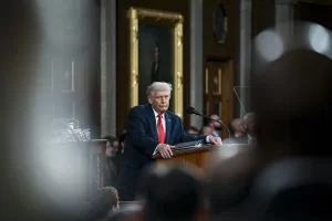 La cámara de representantes de Estados Unidos limita poderes de Trump para seguir la guerra