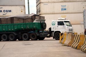 Paro de transportistas de carga en rechazo a nueva  guía  electrónica que busca implementar el MTOP