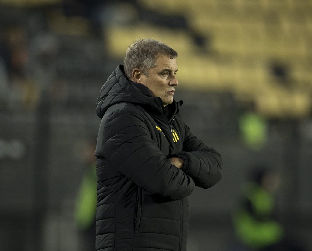 Peñarol cayó anoche ante Central Español tras quedar con nueve jugadores en cancha
