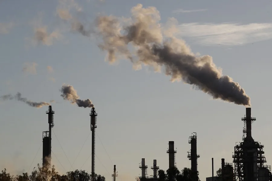 Suben los combustibles pero bajó el petróleo