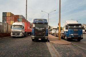 Cientos de camiones esperan para entrar al puerto por paros en TCP