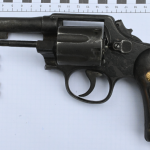 ¿Los narcos y los delincuentes compran sus armas y municiones en las armerías?
