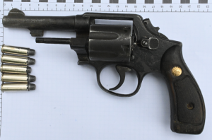 ¿Los narcos y los delincuentes compran sus armas y municiones en las armerías?