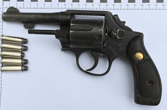 ¿Los narcos y los delincuentes compran sus armas y municiones en las armerías?