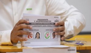 Perú espera el resultado final en una elección marcada por la polarización