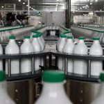 Baja el precio internacional de los lácteos