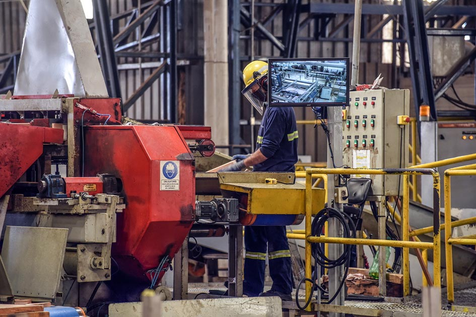 Producción industrial sube 4%