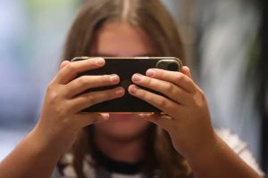 Experto en seguridad informática advirtió por utilización de dispositivos personales en el aula