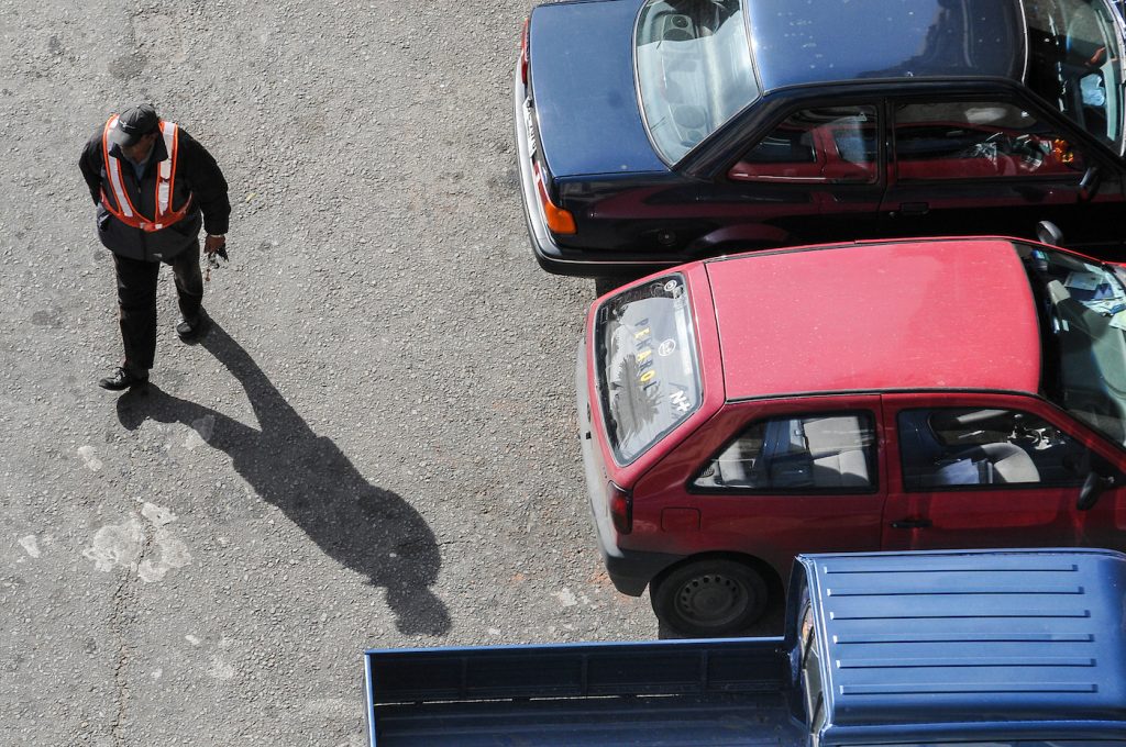 Salto crea la figura del facilitador de estacionamiento para reemplazar a los cuidacoches con capacitación y “mejor atención al vecino”
