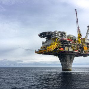 Sube precio del petróleo tras nuevos ataques de Irán