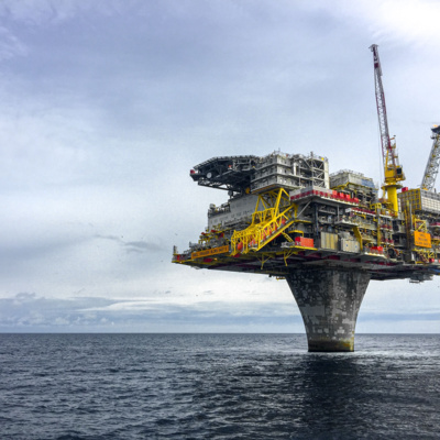 Sube precio del petróleo tras nuevos ataques de Irán
