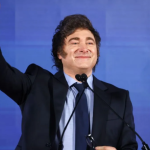 Milei viaja a Brasil para apoyar a Flavio Bolsonaro
