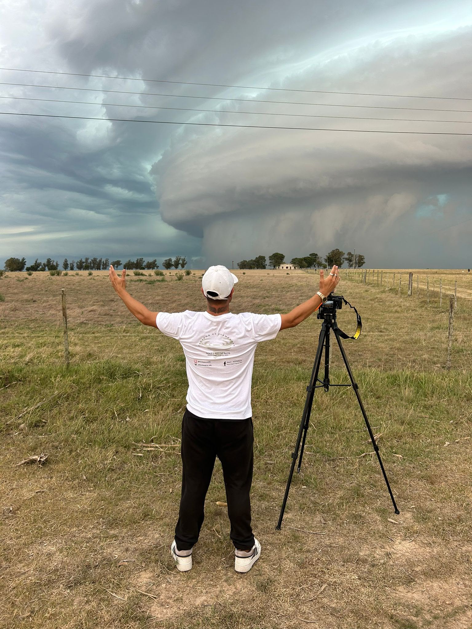 Matías Mederos: el uruguayo que cazó tornados en Oklahoma  y nieve en el Cerro Catedral desde su camioneta