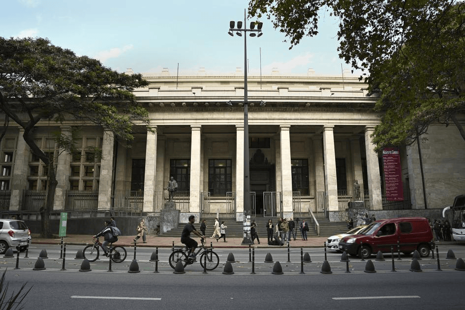 El “futuro” no llegó a la Biblioteca Nacional pero sí el conflicto