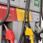 Combustibles bajan 5% y deberían seguir bajando