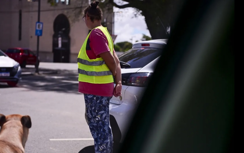 Salto impulsa programa para transformar a los cuidacoches en “facilitadores de estacionamiento”