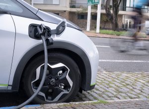 Falta de cargadores eléctricos en el este genera preocupación de cara al verano