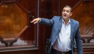 Da Silva a Lacalle Pou: “Antón pirulero, cada cuál atiende su juego”