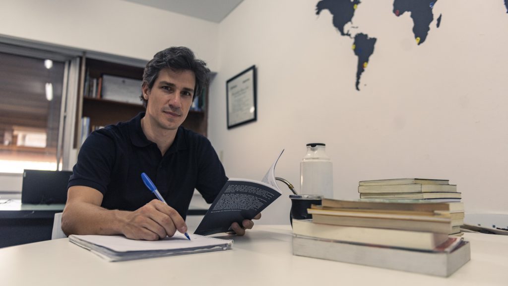 Economista argentino destacó los avances del gobierno de Milei, pero advirtió que la recuperación llevará años