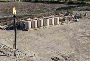 Baja el petróleo a pocos días de que Uruguay resuelva precio de combustibles
