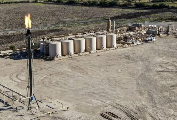 Baja el petróleo a pocos días de que Uruguay resuelva precio de combustibles