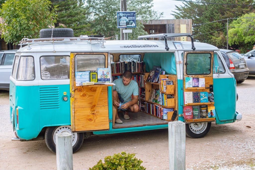 Noctiluca Libros, la Kombi librería que recorrió más de 130 localidades del país necesita reparar su motor para volver a la ruta