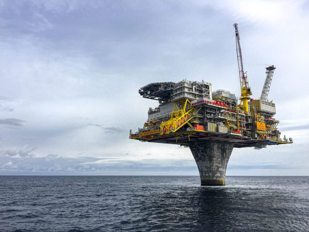 Fuerte caída del precio del petróleo: barril Brent en 80 dólares