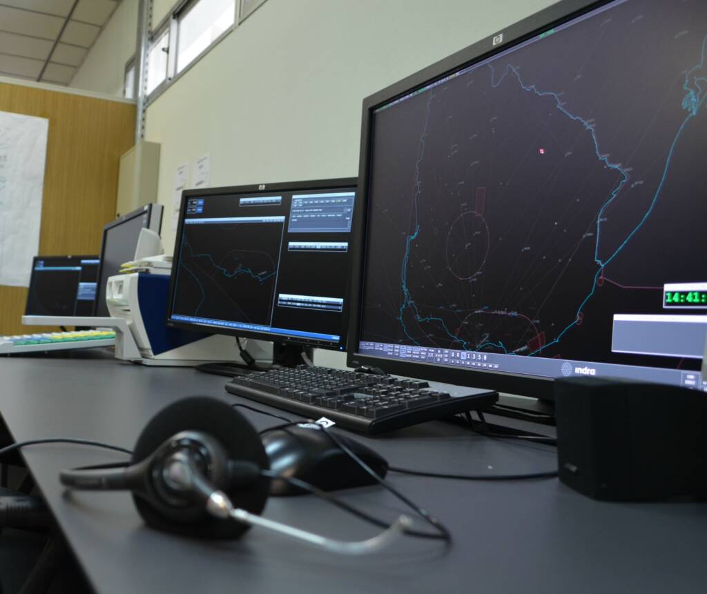 Uruguay tiene 80 controladores y se necesitarían unos 200 para cubrir el sistema