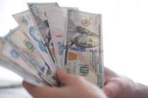 Uruguay busca captar inversiones mientras sube la tasa de interés