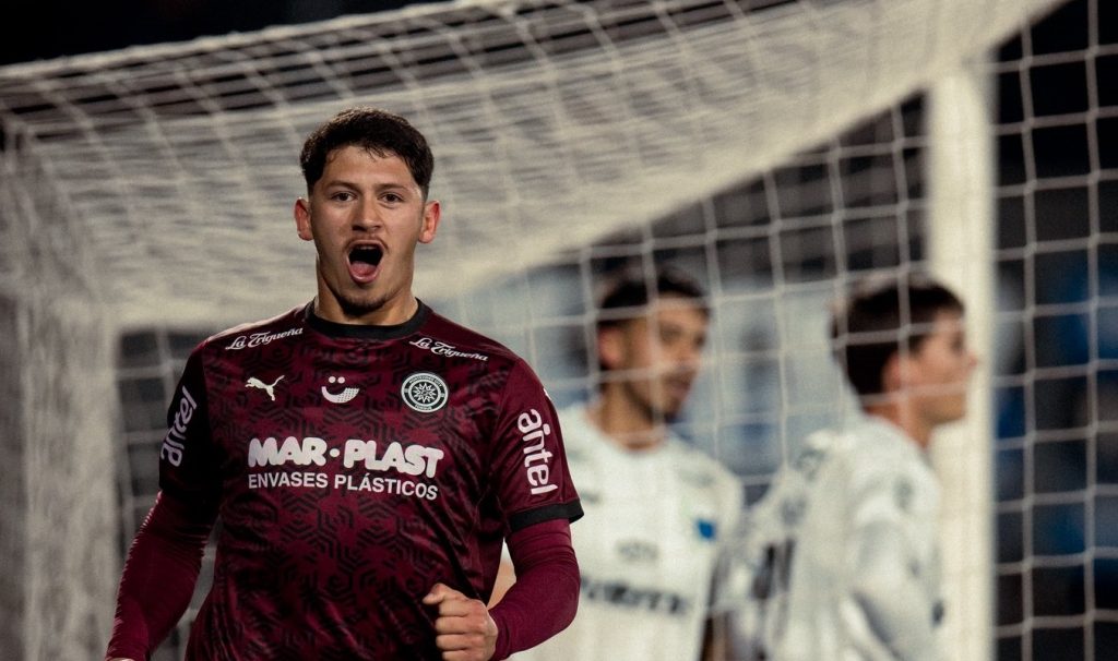 Toque le ganó 3-1 a Liverpool y se mantiene puntero del Clausura