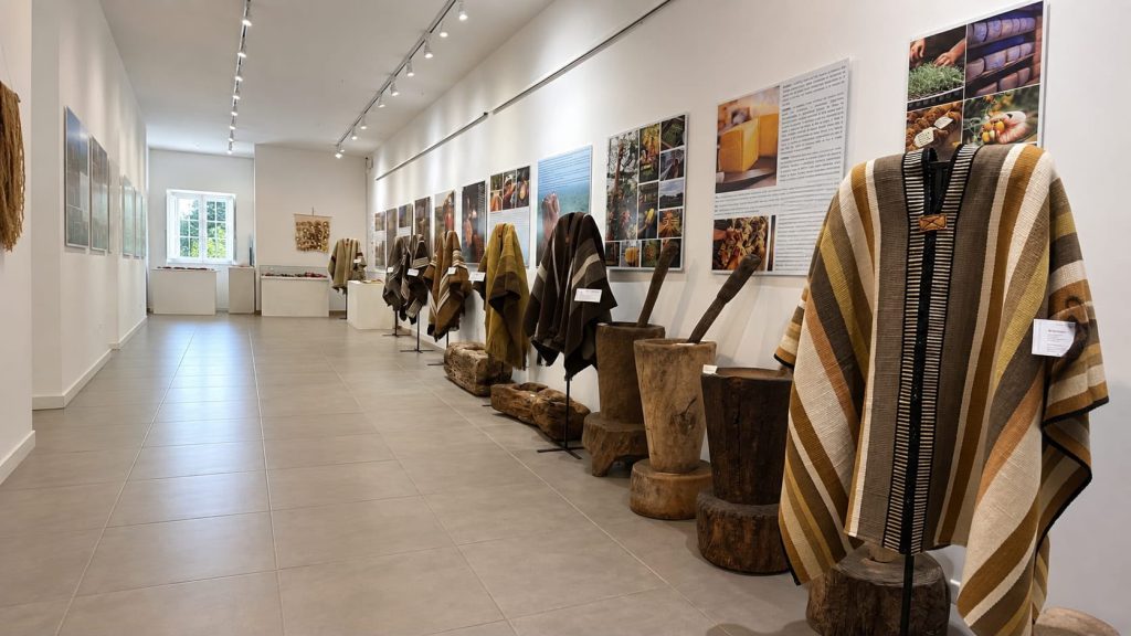 Tacuarembó recibe la muestra «Historias de Ponchos» que recorre el proceso de la lana desde el vellón hasta el telar