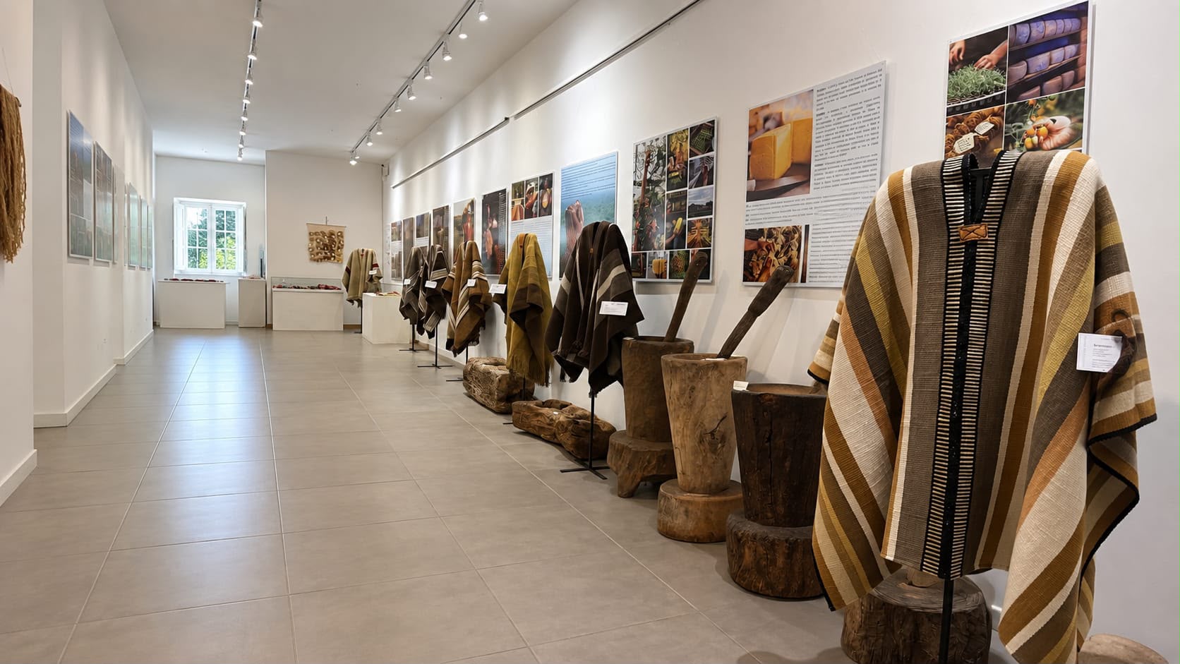 Tacuarembó recibe la muestra «Historias de Ponchos» que recorre el proceso de la lana desde el vellón hasta el telar